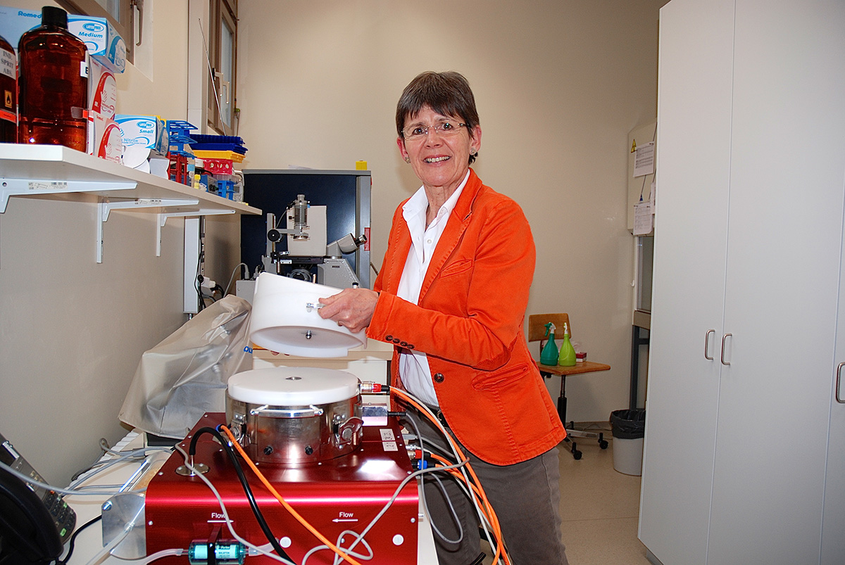 Prof. Geiser Kamber mit der von ihr entwickelten In-vitro-Kammer. © Susanne Wenger