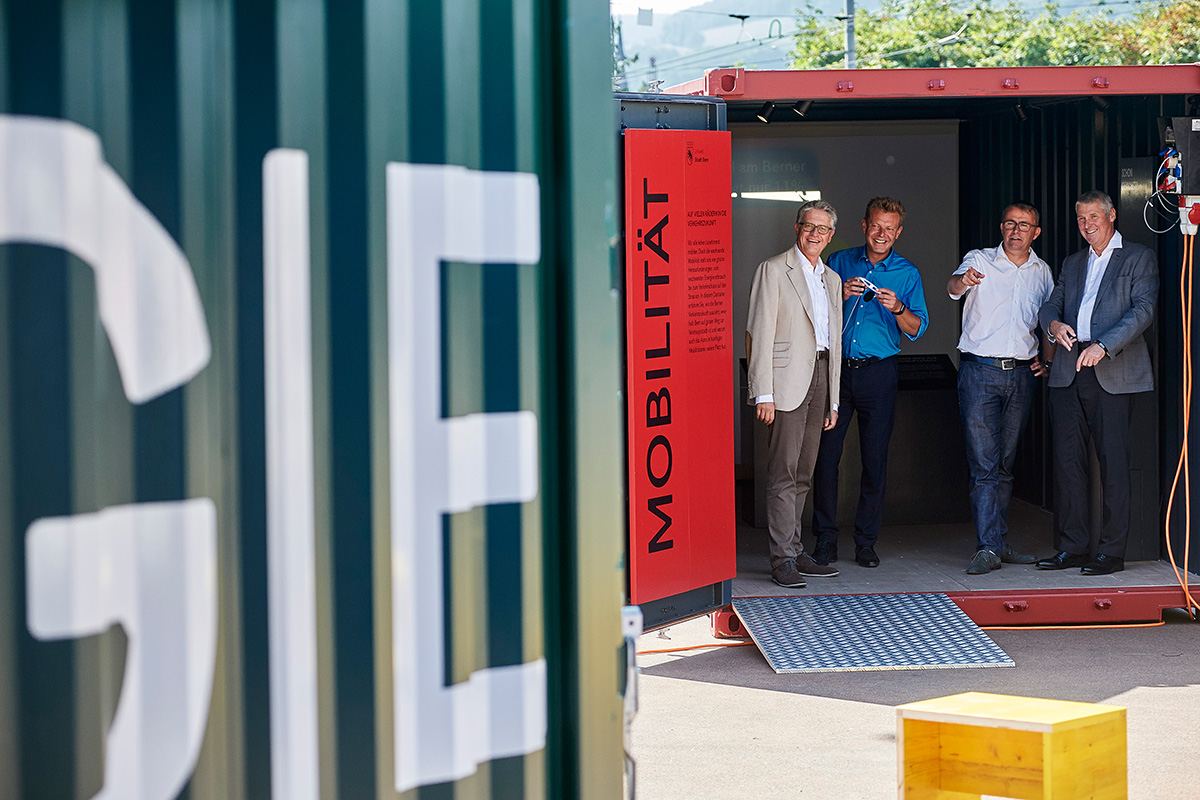 Eröffnung der gemeinsamen Ausstellung im Beisein von Thomas Stocker (Professor für Umwelt- und Klimaphysik an der Universität Bern), Reto Nause (Gemeinderat Stadt Bern, Direktor für Sicherheit, Umwelt und Energie), Adrian Stiefel (Leiter Amt für Umweltschutz) und Christian Leumann (Rektor der Universität Bern). Bild: Manu Friederich