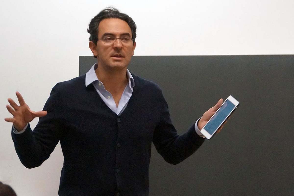 Juan Gabriel Vásquez in seiner ersten Seminarsitzung an der Universität Bern. Bild: zvg