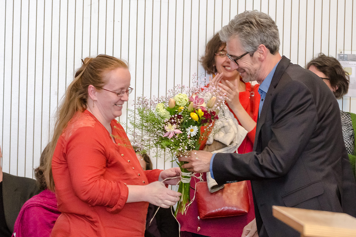 Impressionen von der Jubiläumsfeier des Instituts für Sozialanthropoogie am Dienstag, 25. April 2017: Der geschäftsführende Direktor Tobias Haller überreicht der Studienadministratorin Claudia Schauerte einen Blumenstrauss. Alle Bilder: zvg Institut für Sozialanthropologie