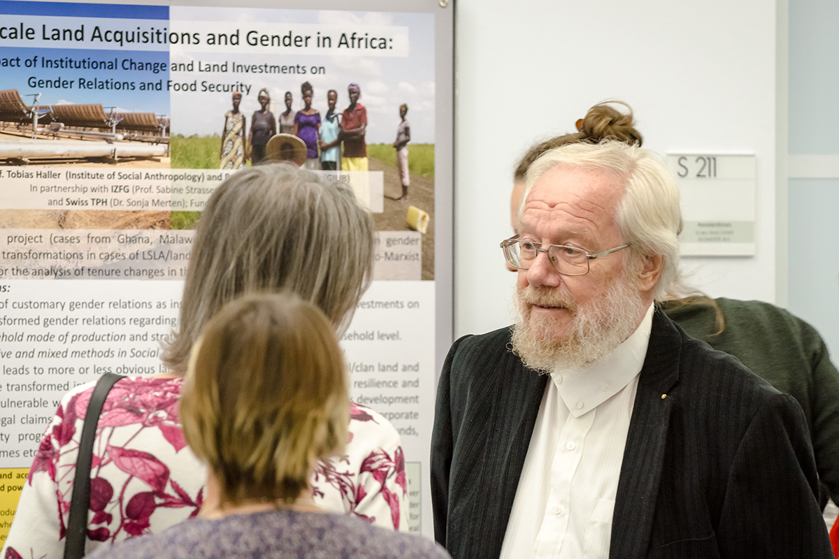 Prof. em. Rupert Moser besucht die Posterausstellung über laufende Forschungsprojekte am Institut