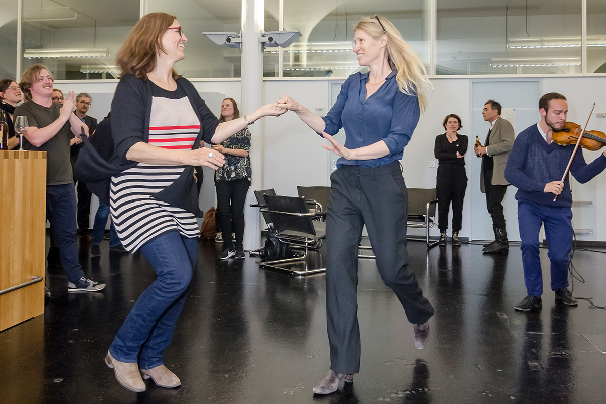 Prof. Sabine Strasser und Prof. Julia Eckert feiern den 50. Geburtstag des Instituts mit einem Tanz