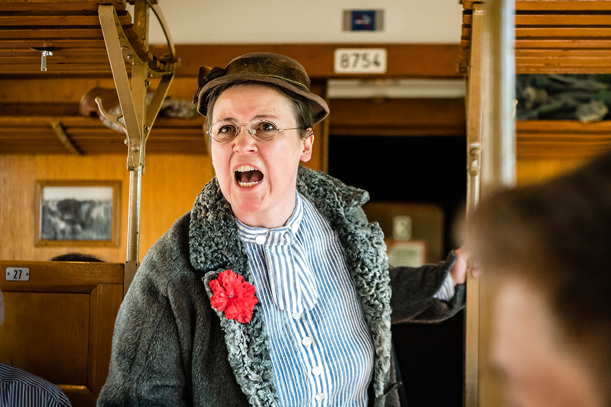 Auftritt von Nadezhda Krupskaja, Revolutionärin und Frau von Lenin, im Stück des Theaterensembles Thorgevsky & Wiener. © Universitäten Basel, Bern und Zürich / Matthias Käser