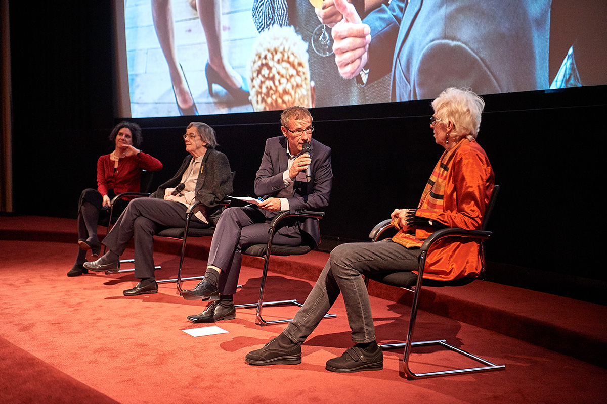 Talkrunde im Anschluss an den Film: Raoul Wanger im Gespräch mit Edna Eppelbaum, Ruth Meyer Schweizer und Maja Suter Brunner (v.l.n.r.). © Universität Bern / Bilder: Adrian Moser