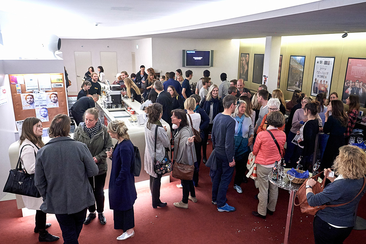 Netzwerken und diskutieren im Anschluss an den Film im Kinofoyer des Kino Clubs. © Universität Bern / Bild: Adrian Moser