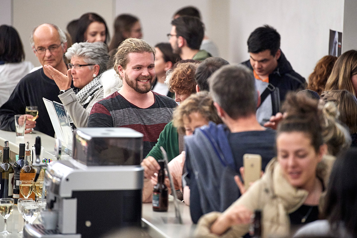 Der Film und die anschliessende Talkrunde sorgten für angeregte Diskussionen unter den 250 Gästen. © Universität Bern / Bild: Adrian Moser