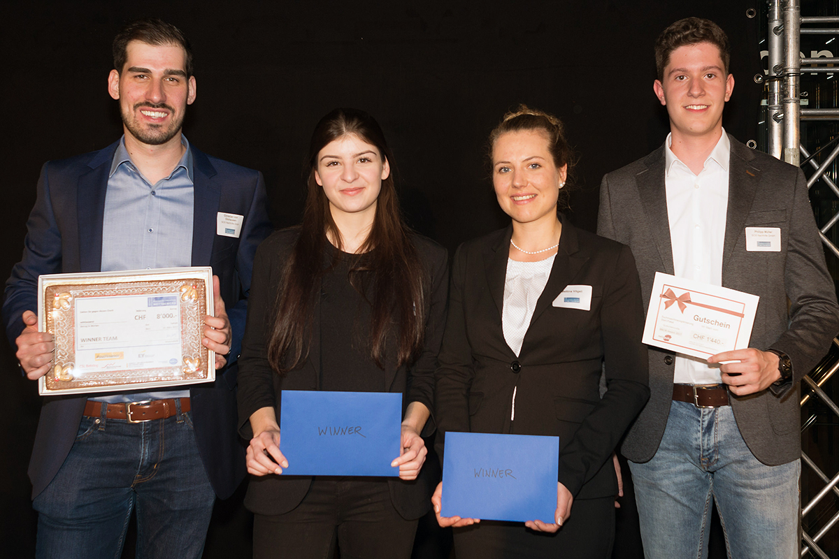 Die glücklichen Siegerinnen und Sieger: Das Team «SOS Nachhilfe». V.l.n.r.: Christian von Olnhausen, Lisa Moser, Bettina Vögeli und Philipp Müller.