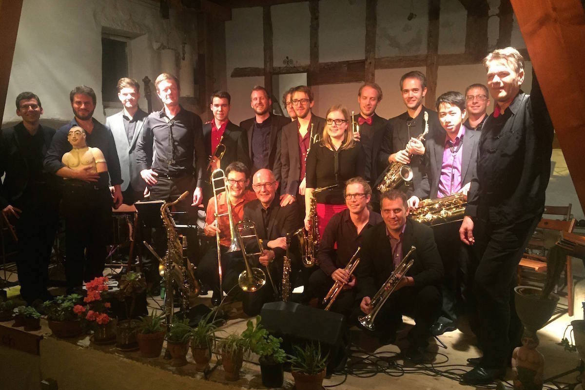 Das Jazzorchester der Universität mit dem Leiter Wolfgang Pemberger (ganz rechts im Bild). Bild zvg JOUB