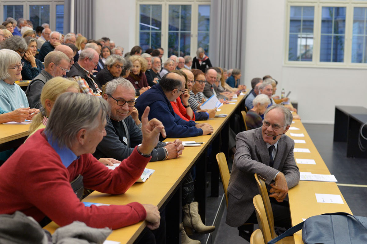 Vor und nach dem Referat unterhielt sich Moritz Leuenberger angeregt mit dem Publikum.