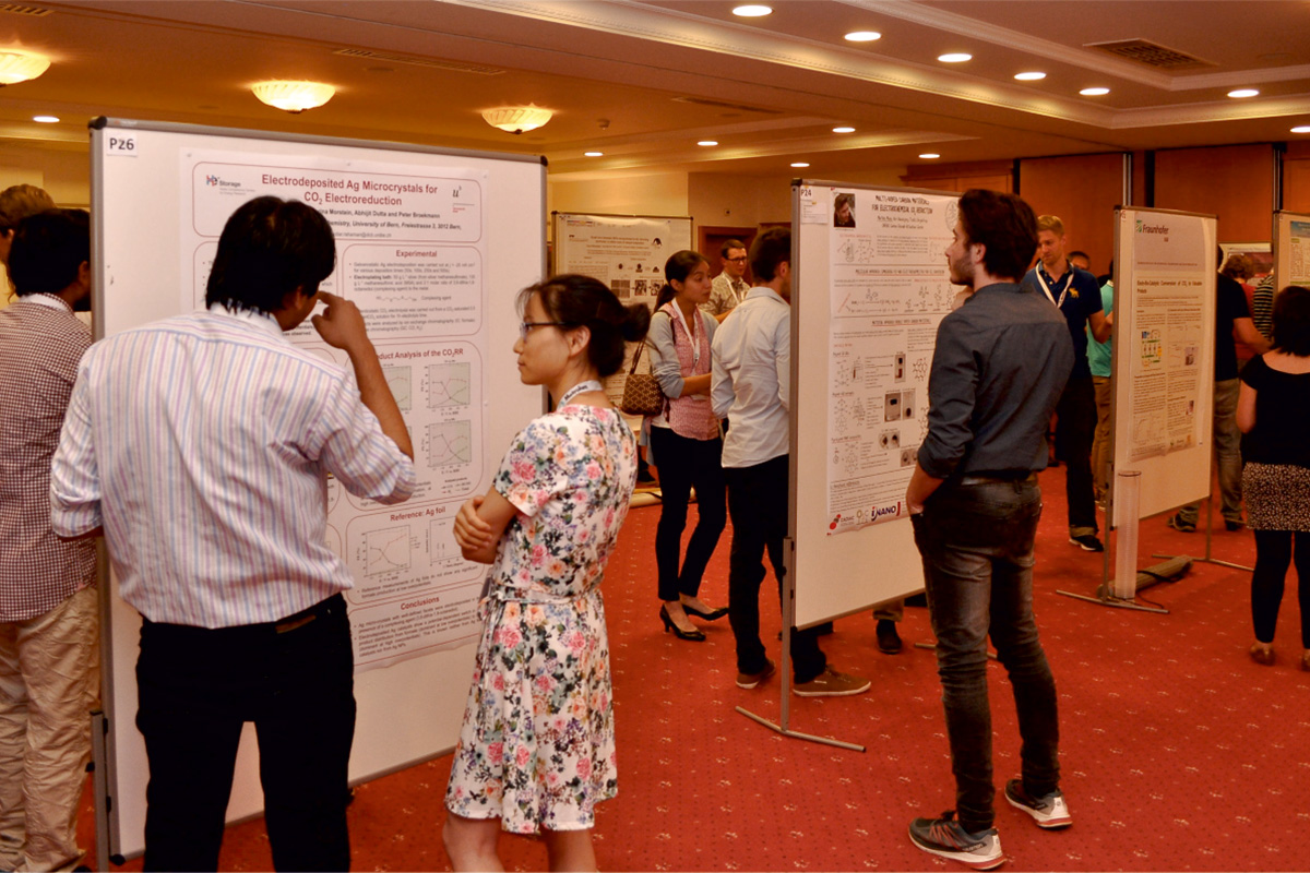 Abendliche Postersitzung, bei der Doktoranden und Postdoktoranden Gelegenheit hatten, ihre eigenen Forschungsergebnisse zur CO2-Konversion vorzustellen und mit den Experten zu diskutieren.