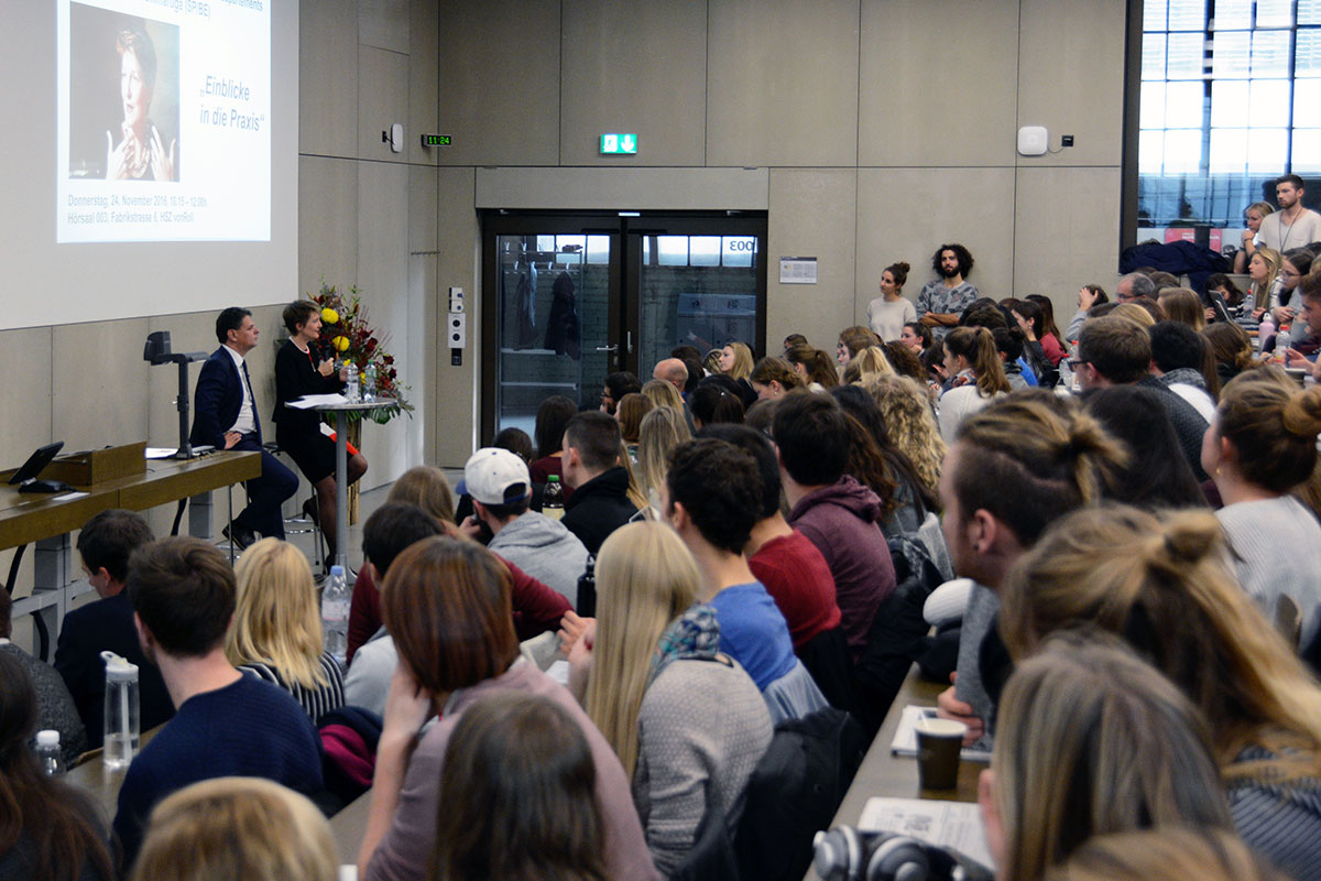 Viele Studierende wollten beim Besuch von Bundesrätin Simonetta Sommaruga dabei sein. Alle Bilder: Universität Bern, Ivo Schmucki