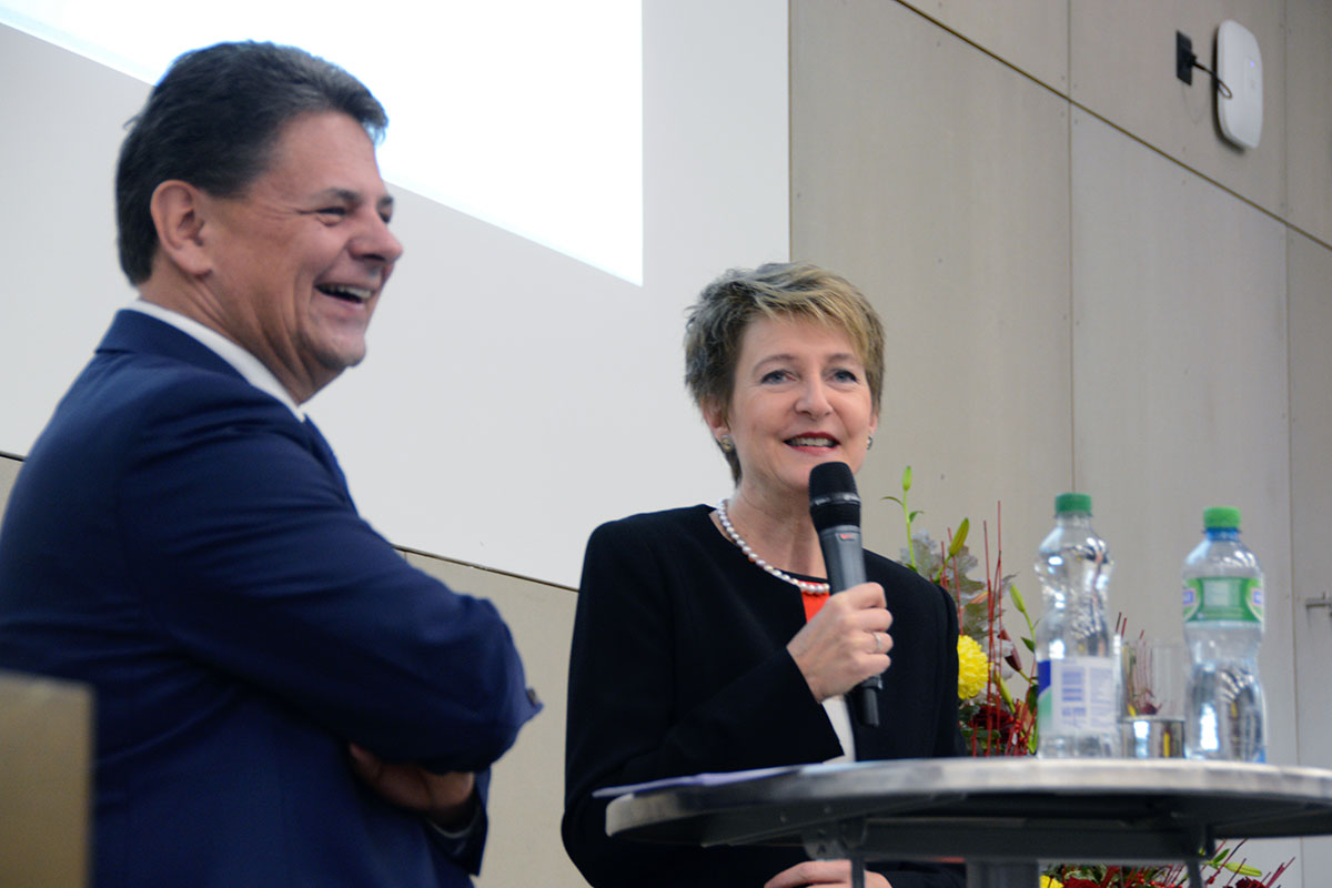 Adrian Vatter und Simonetta Sommaruga im Gespräch.