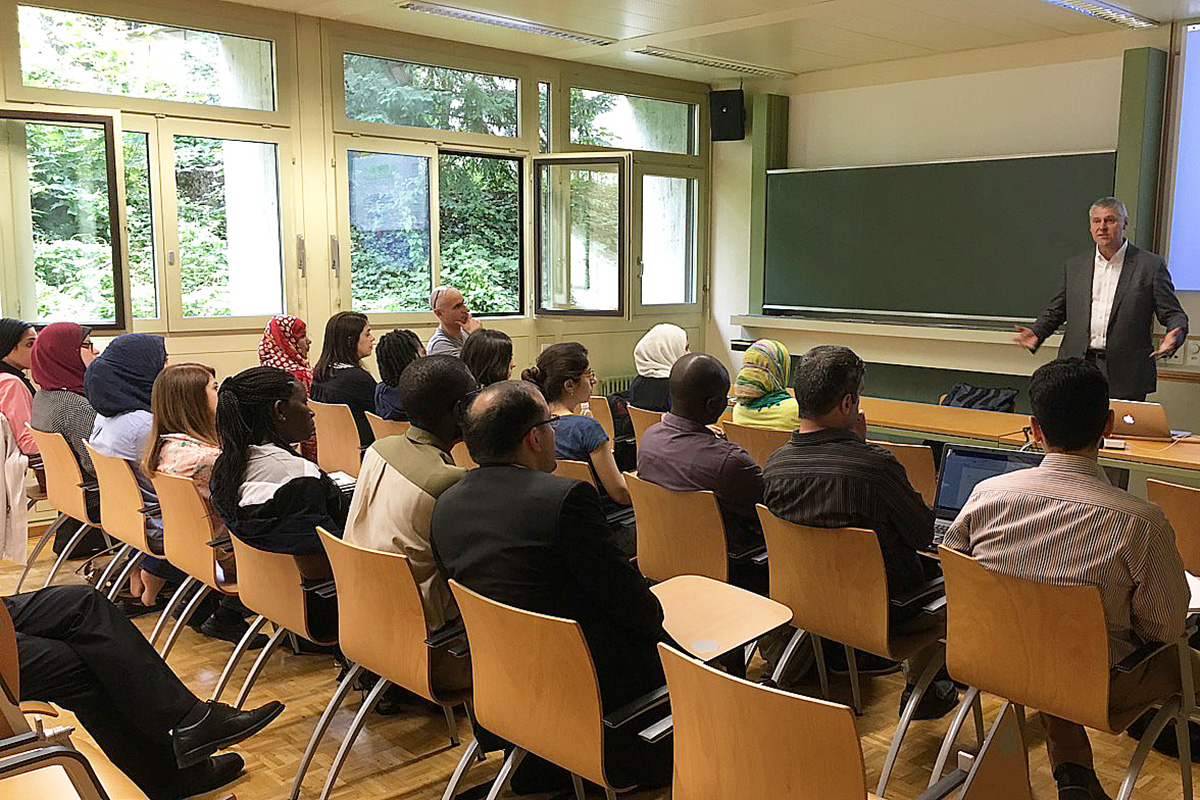 Der Rektor der Uni Bern Christian Leumann begrüsst die Teilnehmenden