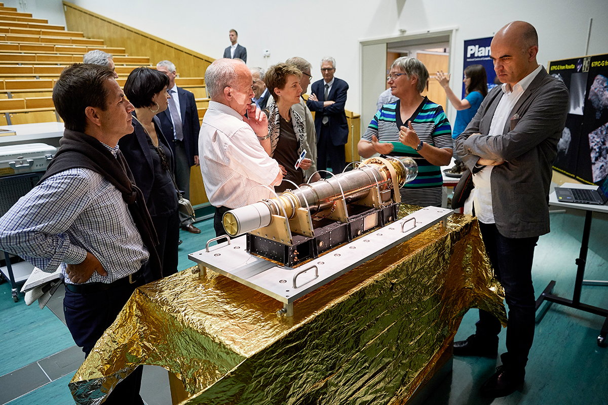 Spezialseminar für den Bundesrat: Berner Weltraumforschende – hier Kathrin Altwegg mit dem ROSINA-Modell – bieten Einblick in ihre Arbeit. © alle Fotos UniBE / Adrian Moser