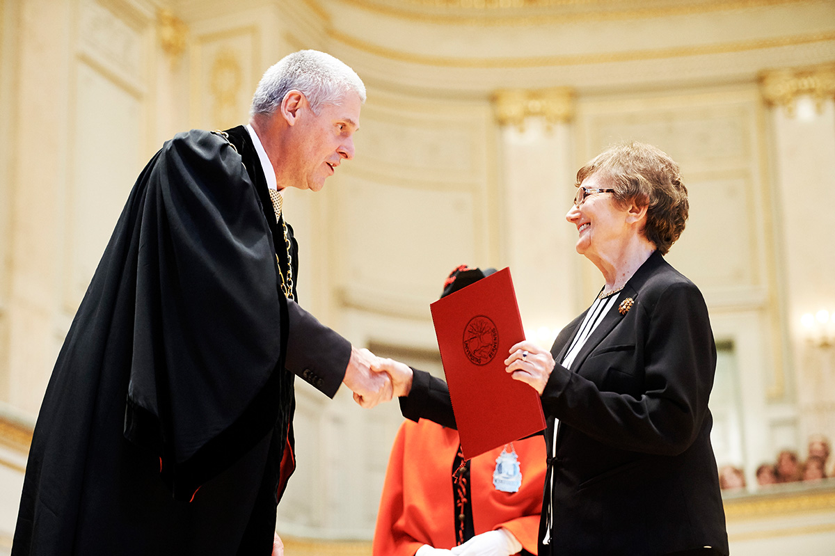 Rektor Christian Leumann gratuliert Dr. Celia Zwillenberg zur Verleihung der Würde einer Ehrensenatorin.