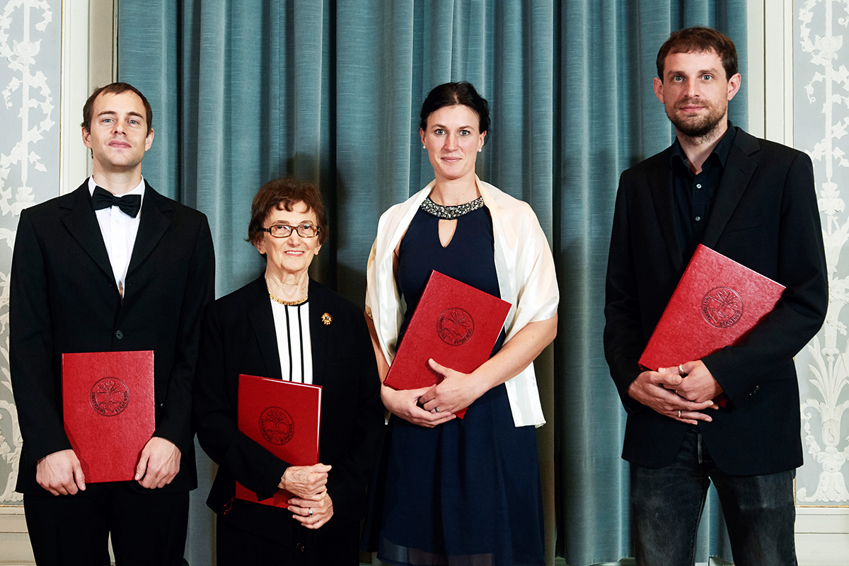 Dr. Celia Zwillenberg mit der diesjährigen Preisträgerin und den Preisträger des Dr. Lutz Zwillenberg-Preis anlässlich des Dies academicus. V.l.n.r.: Dr. Lukas Mager, Dr. Celia Zwillenberg, Dr. Nadine Ebert und Dr. Simon Imhof.