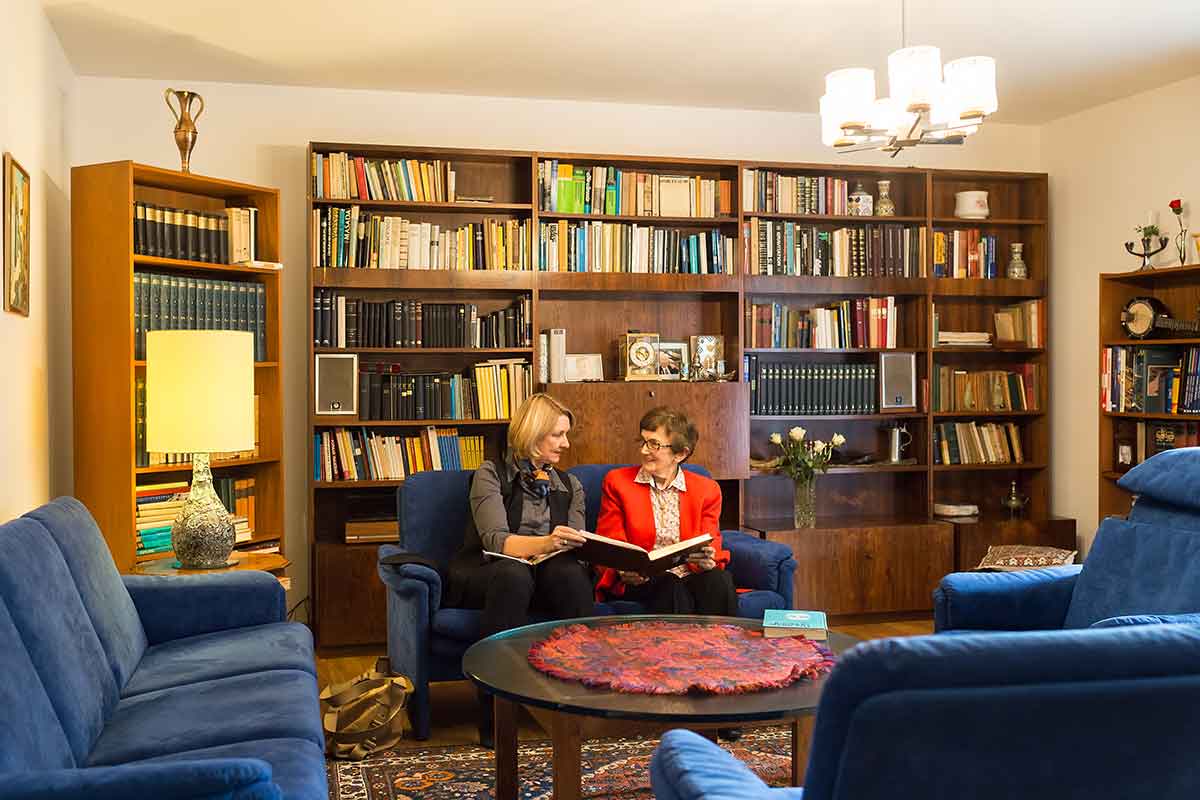 Dorothea Bergler im Gespräch mit Dr. Celia Zwillenberg. © Universität Bern, Bild: Ramon Lehmann