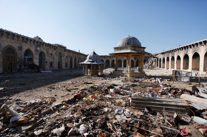 Eine antike Moschee. Die Gebäude sind von Kämpfen beschädigt. Auf dem Vorplatz liegen Unrat und Trümmer.