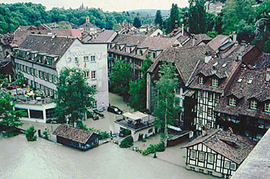 Die Vorwarnzeiten bei Überschwemmungen sollen länger werden. Das Bild zeigt das überflutete Matte-Quartier während dem Hochwasser von 1999.