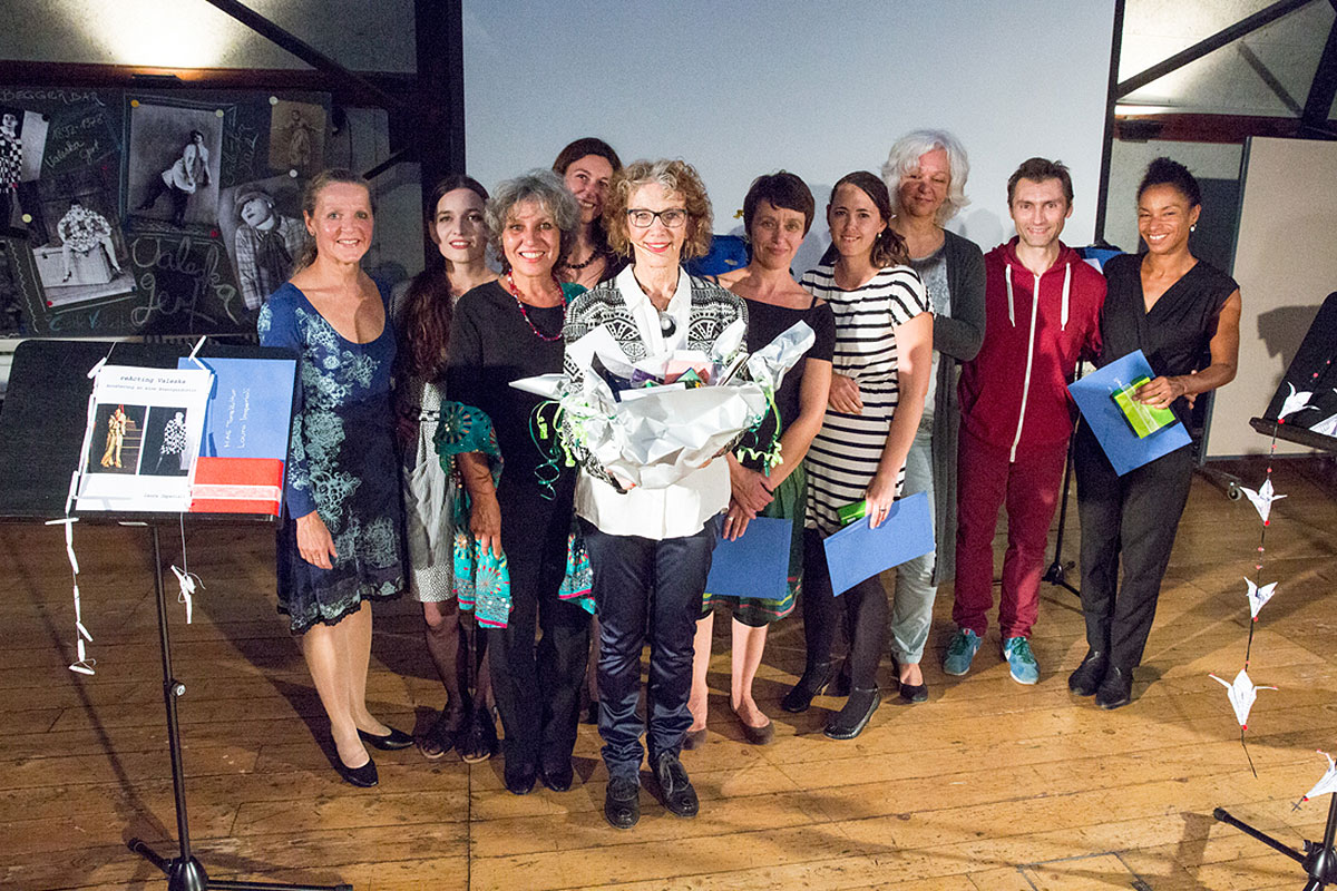 Margrit Bischof mit diplomierten MAS und DAS Absolvierenden