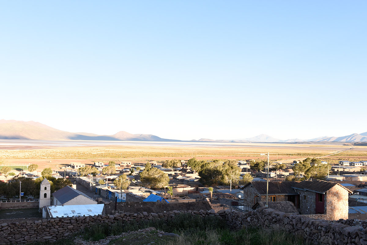 Ein Dorf im Hochland von Bolivien, eingetaucht in sanftes Abendlicht