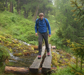 Ole Rössler in einem Wald im Lötschental