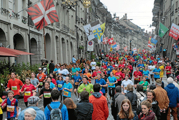 Hunderte Volksläuferinnen und -läufer rennen durch die Altstadt am GP Bern