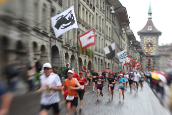 Frauen und Männer rennen am Grand Prix von Bern durch die Altstadt.