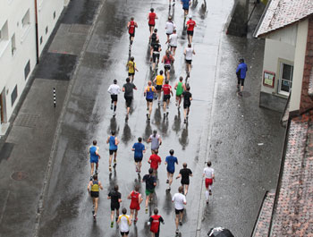 Frauen und Männer rennen am Grand Prix von Bern durch das Mattequartier (Fotografie aufgenommen aus der Vogelperspektive).