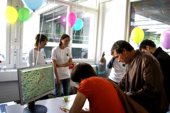 Besucher mit Luftballonen