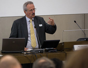 Hans Hurni beim Referat