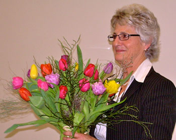 Ruth Kaufmann-Hayoz mit Blumenstrauss