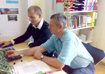 Foto von Adrian Leemann und Beat Siebenhaar am Arbeitsplatz vor dem Bildschirm