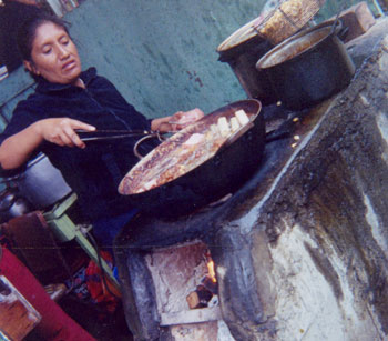 Foto einer Marktfahrerin beim Schöpfen des Essens