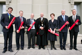 Die Ehrendoktoren (v.l.): Mathis Wackernagel, William J. Davey, Walo Hutmacher, Rektor Urs Würgler, Tamara Grdzelidze, Carlo Malaguerra, Heinz Keller. (Bild: Manuel Friederich)