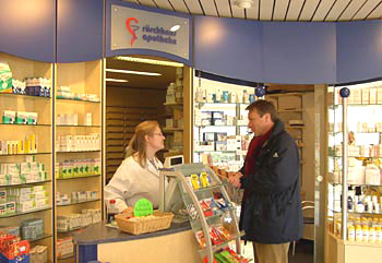 Kunde kauft ein Medikament in der Apotheke