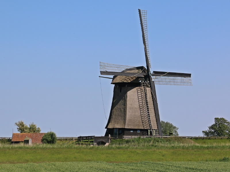 Historische Windmühle bei Schermer (Niederlande) zur Entwässerung.