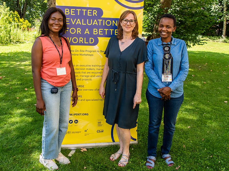 Kursleiterin Stefanie Krapp (mitte) mit Teilnehmerinnen Vida Opoku (links) und Lilian Wawa an der IPDET-Weiterbildung. Bild: IPDET