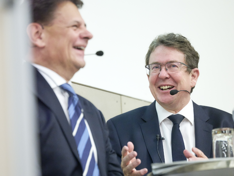 Adrian Vatter im Gespräch mit Bundesrat Albert Rösti.