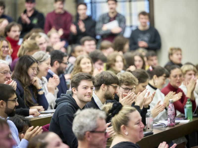 Der Vorlesungsaal ist voll, das Publikum amüsiert.