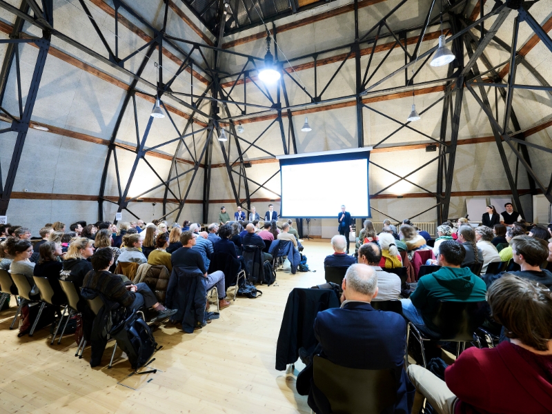 Die Diskussionsrunde im vollbesetzten Kuppelsaal der Universität Bern.